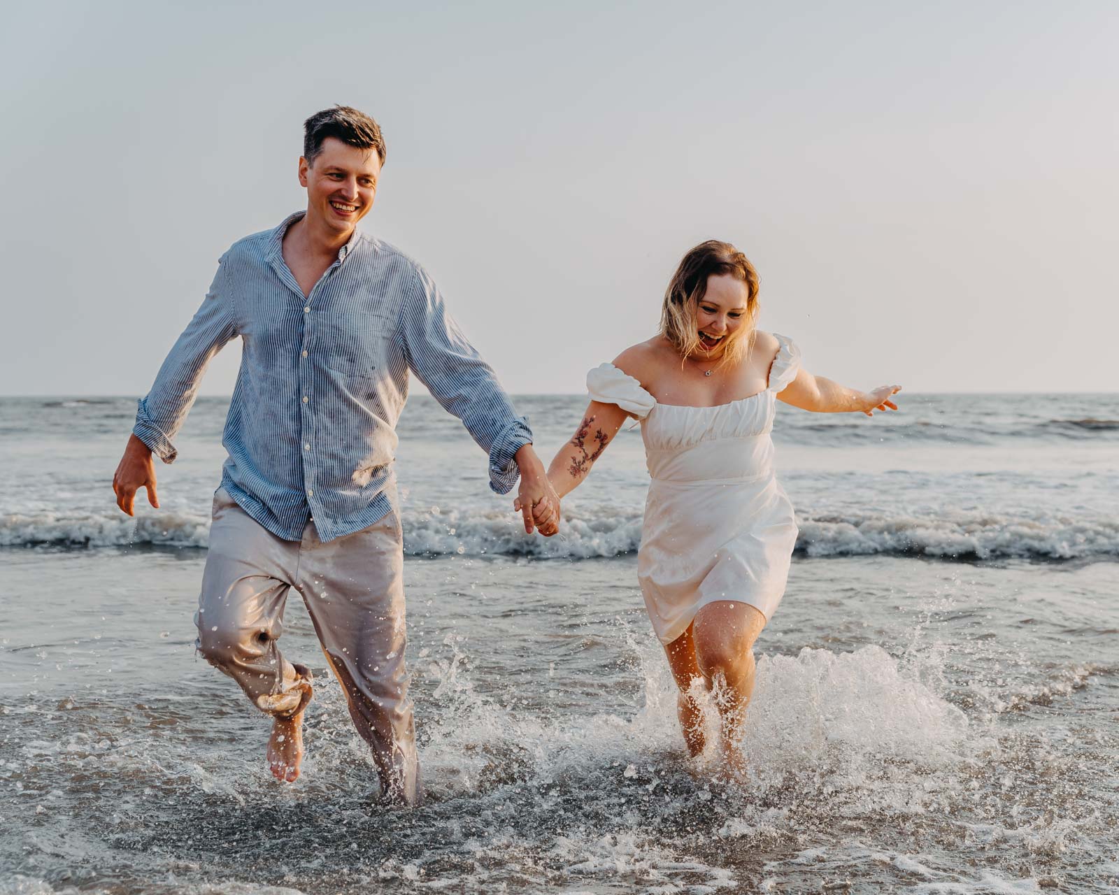 Engagement photoshoot - the couple is running on the water