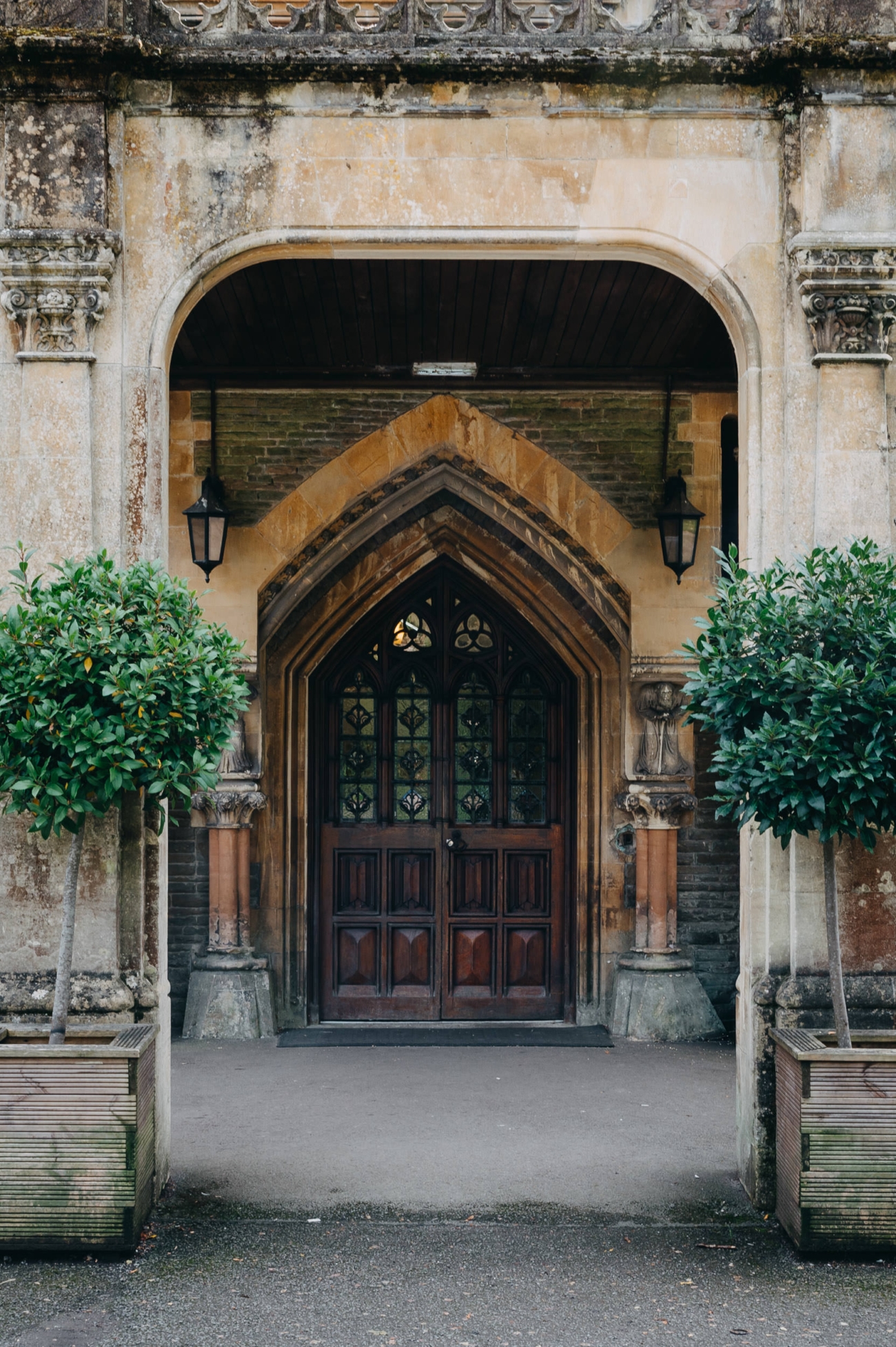 Stunning arched entrance of Insole Court, a historic and romantic wedding venue in Cardiff, perfect for elegant ceremonies and unforgettable photo opportunities.