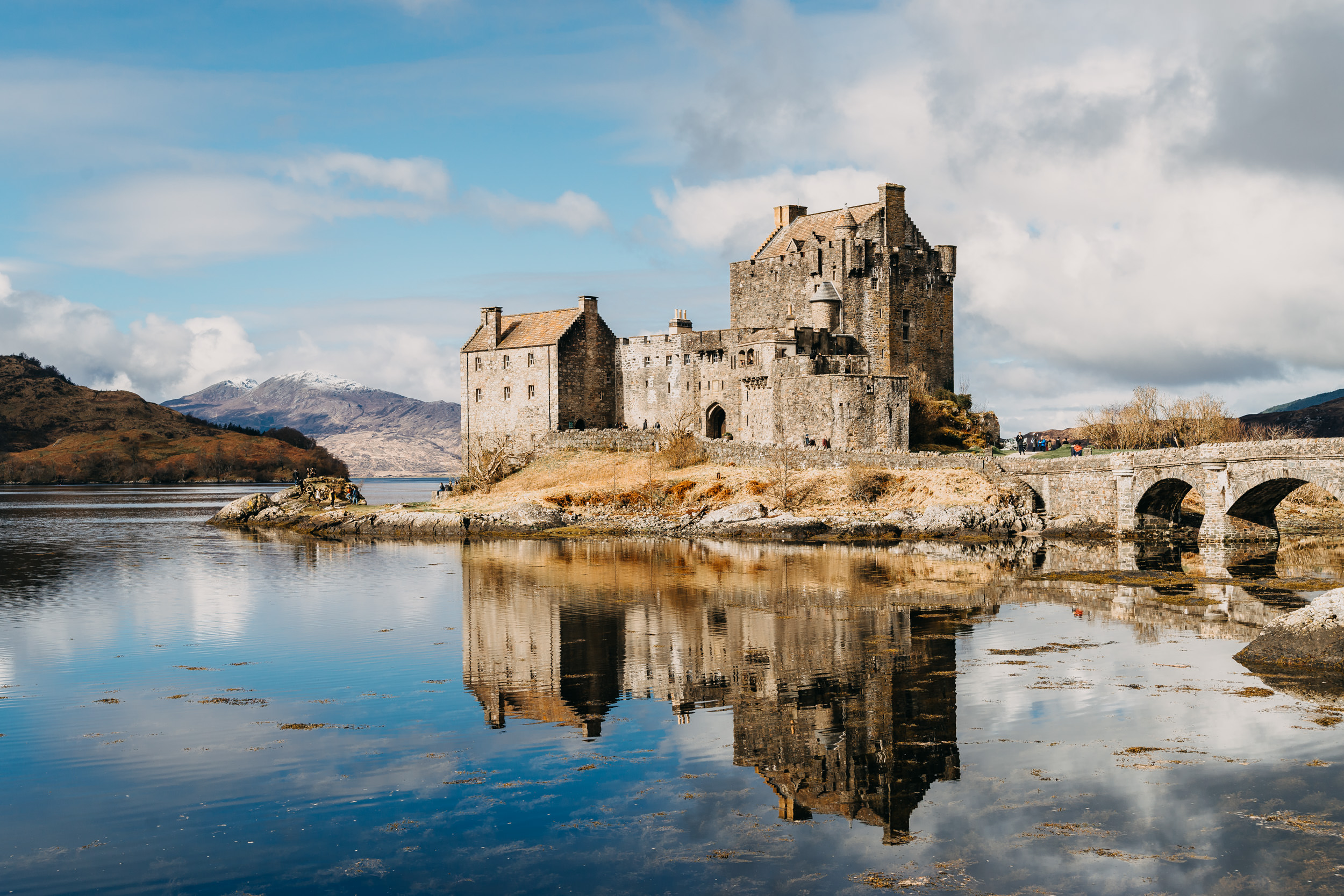 Romantic Scottish castle by the water – the perfect start to a UK destination wedding story
